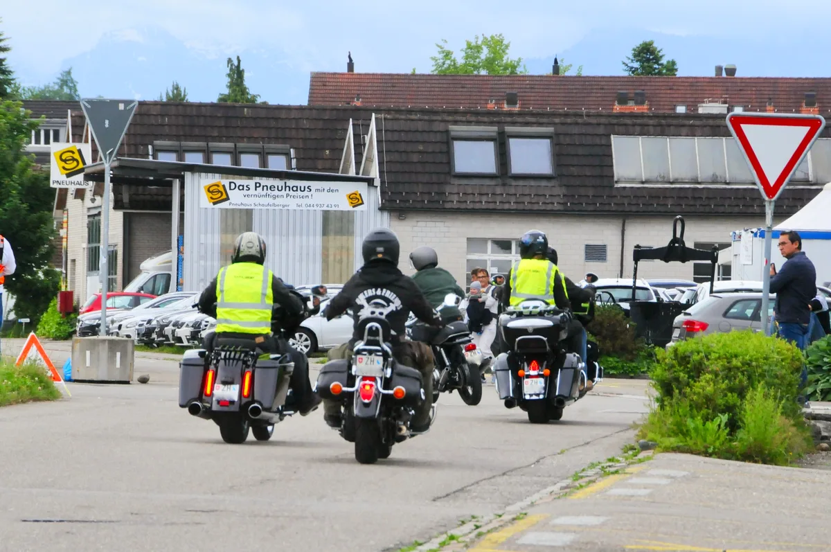 Die «Schlusslichter» sind massgeblich für die Sicherheit der Teilnehmer zuständig. Knapp 170 Personen nehmen dieses Jahr am traditionellen Ramp Ride teil.
